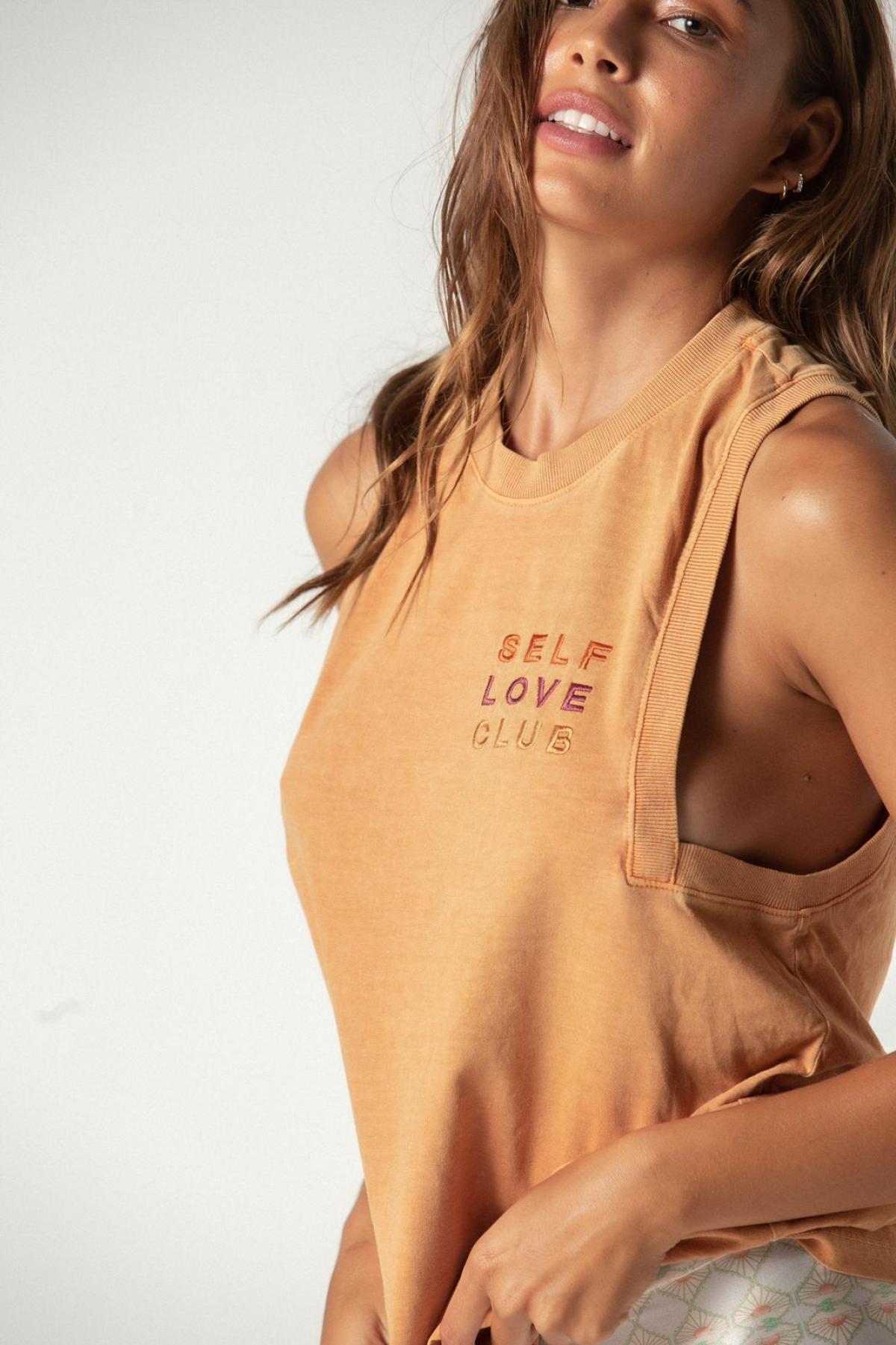 Regata Self Love Club Caramelo Regata Self Love Club Caramelo