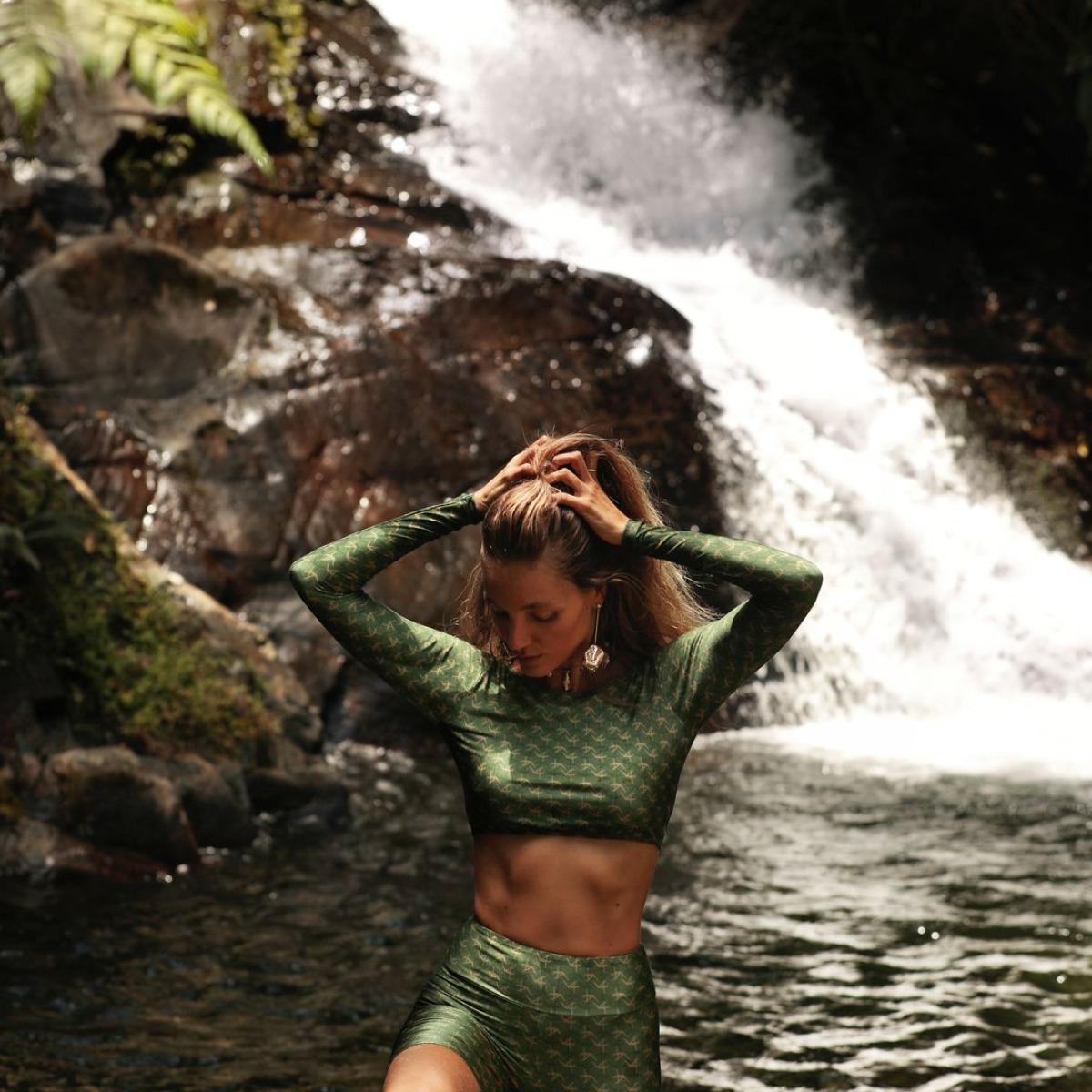 Top cropped manga longa Trikonasana