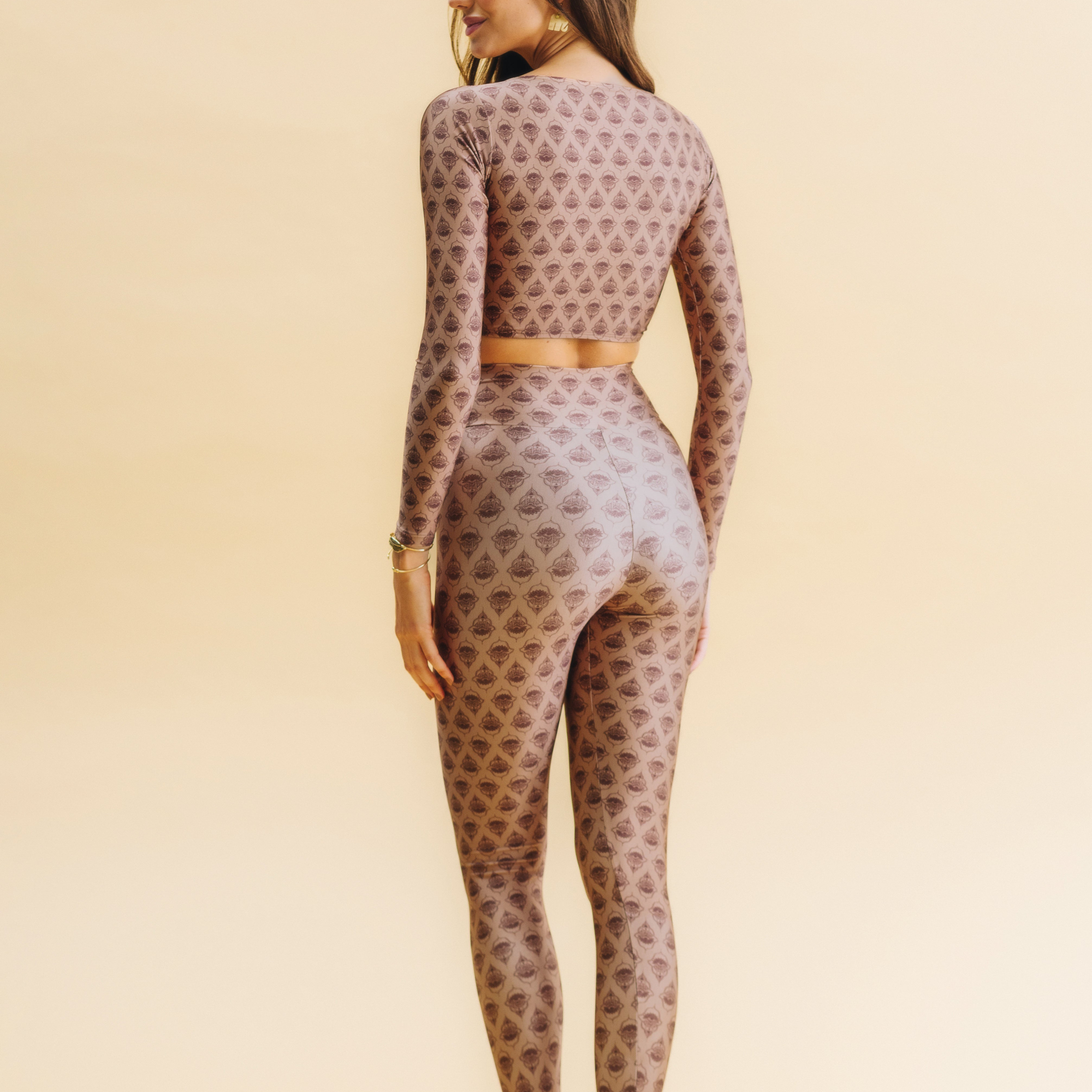 Top cropped manga longa Hamsá Mocha
