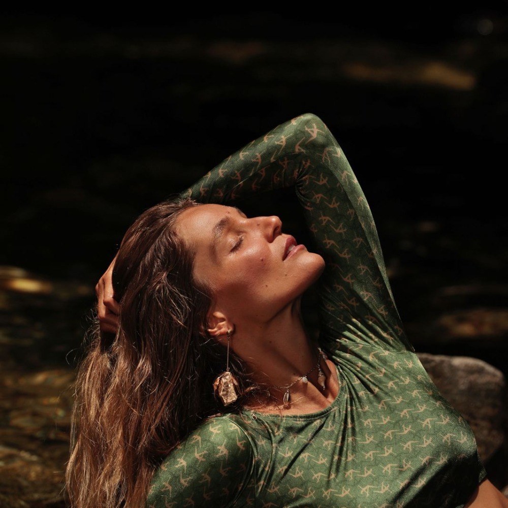 Top cropped manga longa Trikonasana