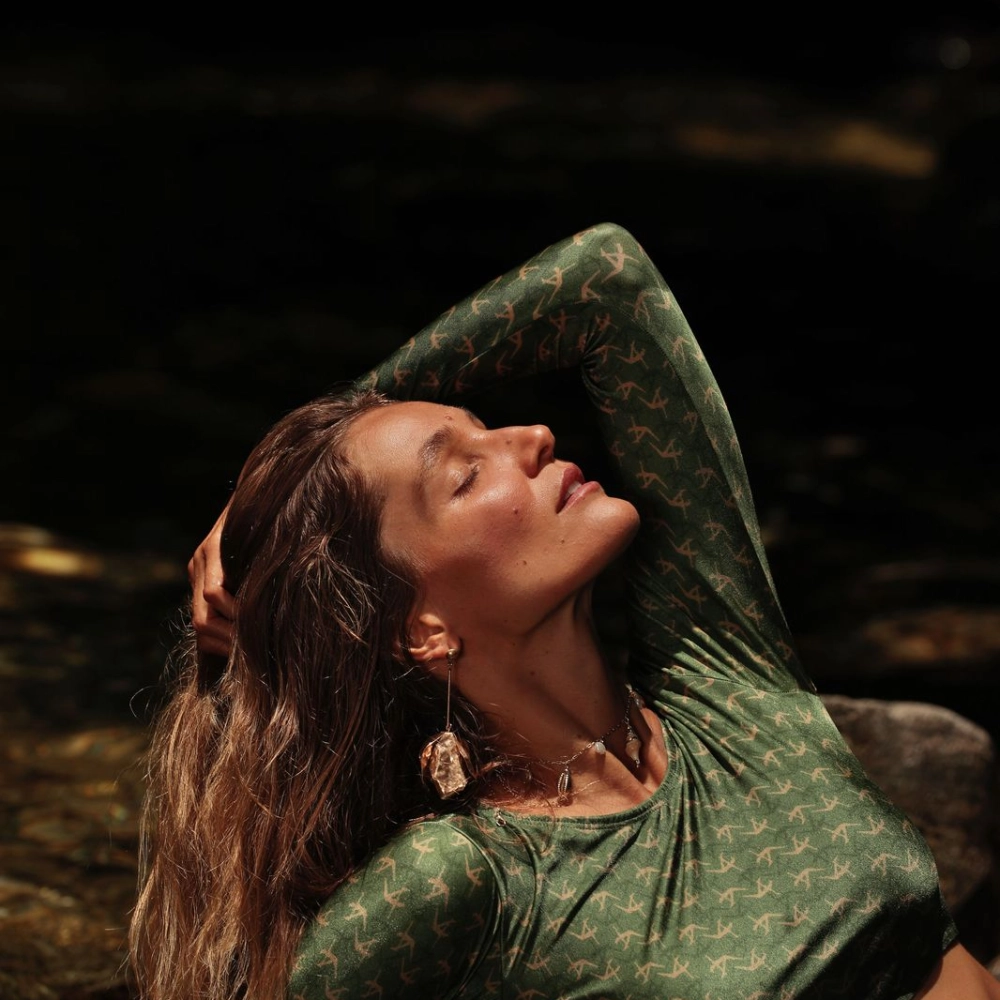 Top cropped manga longa Trikonasana