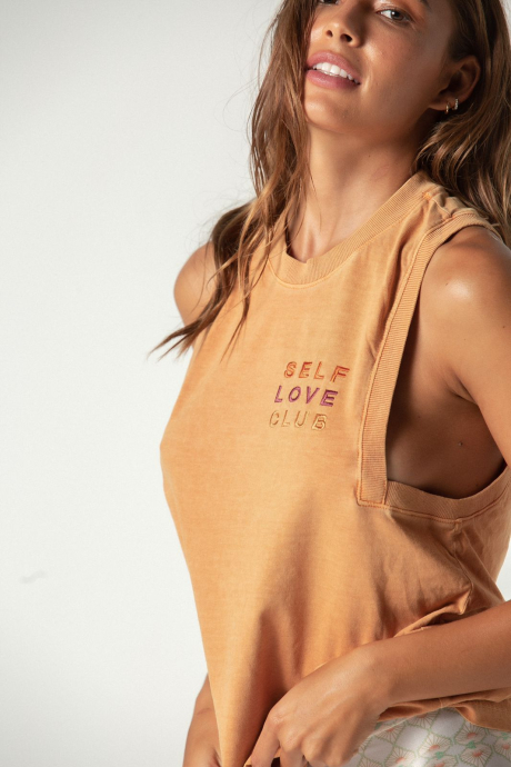 Regata Self Love Club Caramelo Regata Self Love Club Caramelo