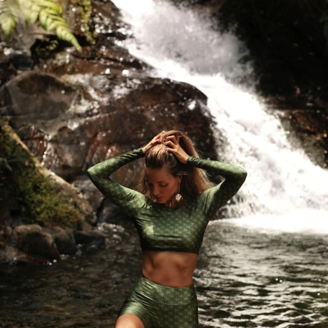 Top cropped manga longa Trikonasana